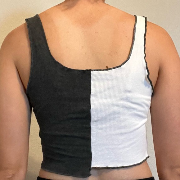 Asymmetrical gray and white crop top - Picture 5 of 6